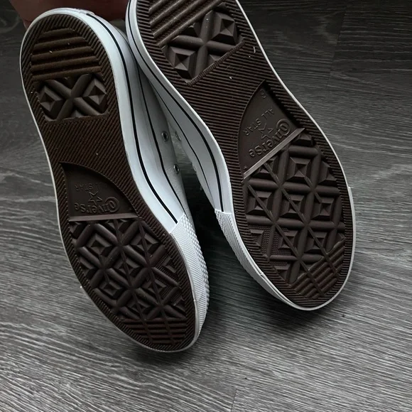 Never Worn! Women’s Converse Chuck Taylor All Star Lift Low-Top Sneaker - White - Picture 6 of 7